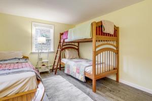 Ένα ή περισσότερα κρεβάτια σε δωμάτιο στο Lake Winnisquam Home Fish, Hike and Explore!