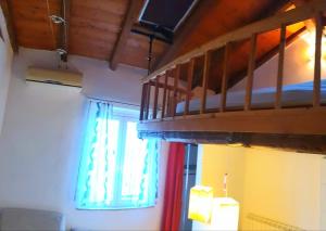 Un pat sau paturi într-o cameră la Casa Chicca a Monfalcone