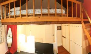 Un pat sau paturi într-o cameră la Casa Chicca a Monfalcone