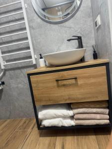 łazienka z umywalką i lustrem w obiekcie Лісовий Трикутник w mieście Mikuliczyn +44 zdjęcia