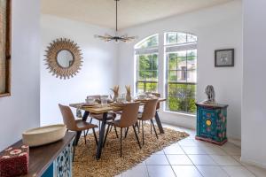 Χώρος καθιστικού στο 5BR BIG Home in Tomball, Game Room 10 pax