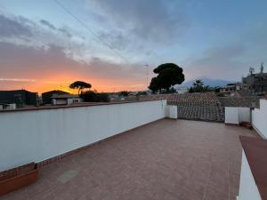 Вид на восход или закат из дома для отпуска или места поблизости