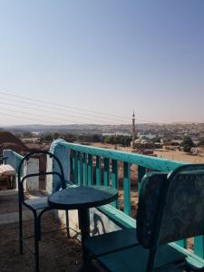 ein Tisch und eine Bank auf einem Balkon mit Aussicht in der Unterkunft Seheil Antique House in Jazīrat Salūjah