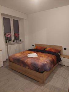 Un dormitorio con una cama grande con dos toallas encima. en Appartamento a MXP Aeroporto-Via Mameli, en Somma Lombardo