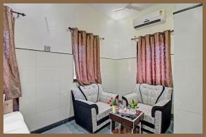 Χώρος καθιστικού στο Hotel The Chand -R-Palace Near Naini lake - Mall Road- Free Wifi and Room Service Best Premium Hotel In Nainital