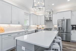 una cucina con armadi bianchi e piano di lavoro bianco di Seaside Rendez-vous a Santa Rosa Beach