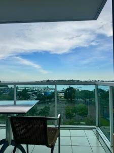 Un balcón con una mesa y vista a una ciudad. en Praia do Canto Apart Hotel Varanda frente mar, en Vitória 6 fotos más