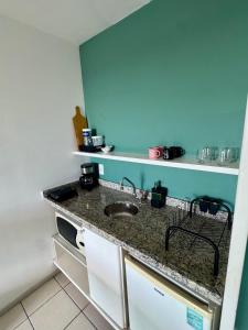 una cocina con fregadero y encimera en Praia do Canto Apart Hotel Varanda frente mar, en Vitória