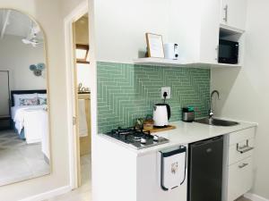 Kuchyň nebo kuchyňský kout v ubytování Bahlaloga Studio Durbanville