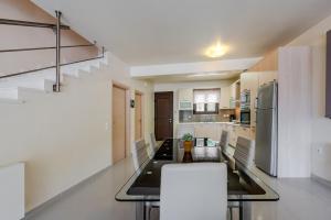 una cucina con tavolo e frigorifero di Villa Nikos a Palaiokastro