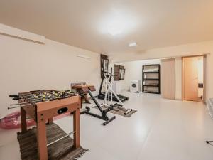 una stanza con un tavolo e una console per videogiochi di Villa Paris a Palaiokastro