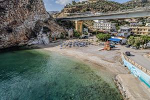 una vista aerea di una spiaggia con ombrelloni e un ponte di Villa Paris a Palaiokastro