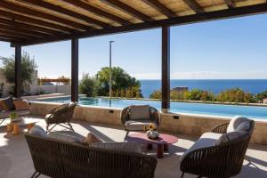 ドゥブロヴニクにあるVilla Amari Plano, Luxury 7BR Villa, Dubrovnikのパティオ(椅子付)、眺めの良いプールが備わります。
