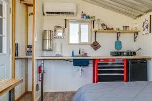 een kleine keuken in een tiny house bij New Mexico Desert Hideaway! Pet-Friendly Tiny Home in Rodeo +19 foto's