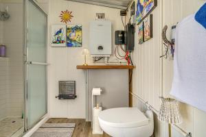 een kleine badkamer met toilet en douche bij New Mexico Desert Hideaway! Pet-Friendly Tiny Home in Rodeo