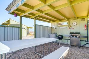 een keuken met een tafel en een fornuis in een gebouw bij New Mexico Desert Hideaway! Pet-Friendly Tiny Home in Rodeo