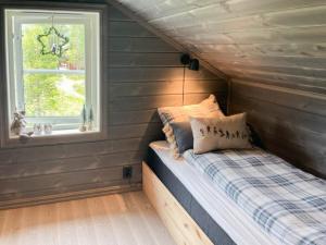 a small bedroom with a bed and a window at Modern Cabin By Hardangervidda in Garden