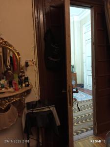 down town besaid auc في القاهرة: باب مفتوح لغرفة بها مرآة