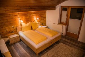 ダーミュルスにあるGasthaus Glöckleの木製の部屋にベッド1台が備わるベッドルーム1室があります。