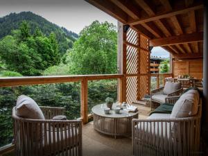 a screened in porch with chairs and a table at Lodge Cresson - OVO Network in Châtel