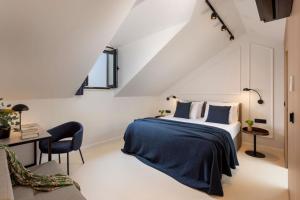 ドゥブロヴニクにあるVilla Amari Plano, Luxury 7BR Villa, Dubrovnikのベッドと机と椅子のある寝室 +32枚の写真