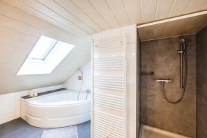 ein Badezimmer mit Badewanne, Toilette und Dusche in der Unterkunft Ferienwohnung Firstblick in Egg + 28 Fotos