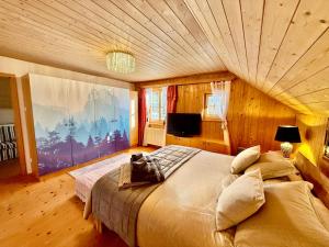 een slaapkamer met een groot bed met een houten plafond bij Villa Verdi in Fischerndorf