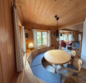 een kleine kamer met een tafel en stoelen in een huis bij Villa Verdi in Fischerndorf