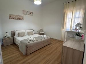 een slaapkamer met een bed met knuffels erop bij Casalileo in San Giovanni Suèrgiu