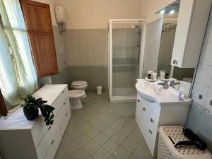 een badkamer met een wastafel, een toilet en een douche bij Casalileo in San Giovanni Suèrgiu +13 foto's