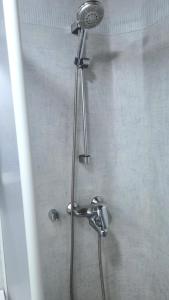 una doccia con soffione in un bagno di Spacious 4 Bedroom rowhouse a Sodankylä Altre 23 foto