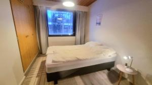un piccolo letto in una stanza con una finestra di Spacious 4 Bedroom rowhouse a Sodankylä