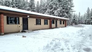 una casa con molta neve davanti di Spacious 4 Bedroom rowhouse a Sodankylä