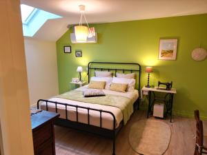 Giường trong phòng chung tại Maison d'hôtes Près de la Grenouillère +21 ảnh