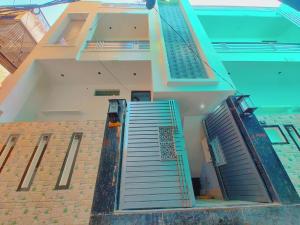 Una escalera que conduce a un edificio con piscina. en THE GRAND STAY 600 Meters from temple, en Varanasi