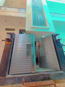 Un conjunto de escaleras metálicas en un edificio. en THE GRAND STAY 600 Meters from temple, en Varanasi 4 fotos más