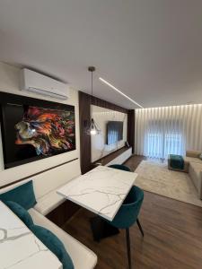 una sala de estar con una mesa y un sofá en Riverside Residence, en Póvoa de Santa Iria