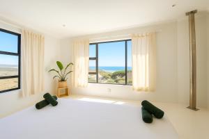 En eller flere senge i et værelse på Wildlife Paradise Beach House