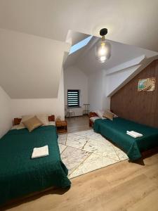 Un dormitorio con dos camas verdes en una habitación. en Pensjonat 33, en Szczyglice 11 fotos más