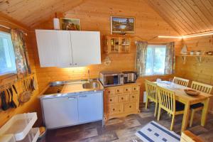 una cucina con un tavolo e una cabina di legno di Schwedentraum 