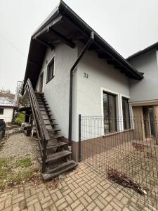 una casa con una escalera al frente en Pensjonat 33, en Szczyglice