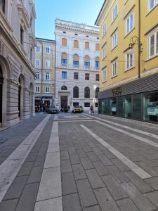 Foto dalla galleria di Bed and Chic art rooms a Trieste Altre 38 foto