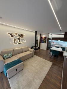 una sala de estar con un sofá y una mesa en Riverside Residence, en Póvoa de Santa Iria