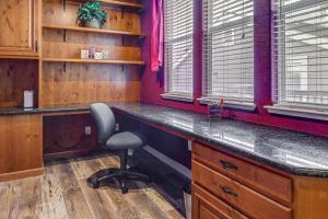 una scrivania con una sedia in una cucina con pareti viola di Napa Nearby! Large Home with Hot Tub and Dtwn Access a Suisun City Altre 20 foto