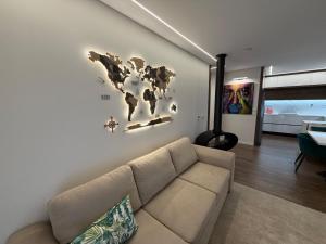 sala de estar con sofá y mapa en la pared en Riverside Residence, en Póvoa de Santa Iria