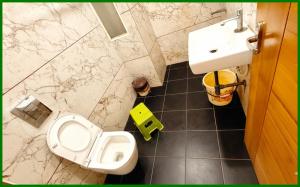 un baño con inodoro y lavabo en Mahakaleshwar Jyotirlinga Temple Hotel A- Palace Near Railway Station - Parking with Room Service, fully air Conditioning Rooms - Best Hotel in Ujjain, en Ujjain