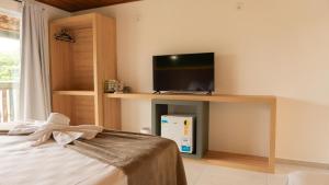 Televiisor ja/või meelelahutuskeskus majutusasutuses Hotel Pé na Areia