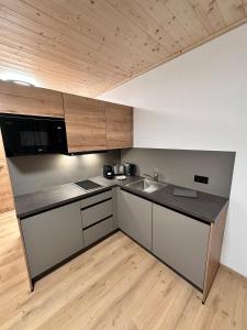 een keuken met een spoelbak en een aanrechtblad bij Alpin Studio Schladming 101 in Schladming +27 foto's