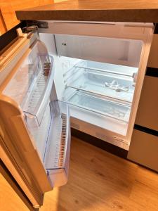 een lege koelkast met de deur open in een keuken bij Alpin Studio Schladming 101 in Schladming