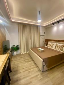 Un dormitorio con una cama grande en una habitación. en Dagaya Suites, en Bacolod